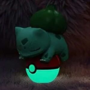 Alternative view of Pokémon Bulbasaur + glow-in-the-dark Poké Ball figure