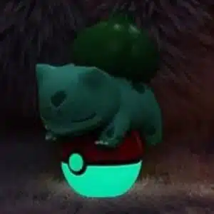 Alternative view of Pokémon Bulbasaur + glow-in-the-dark Poké Ball figure